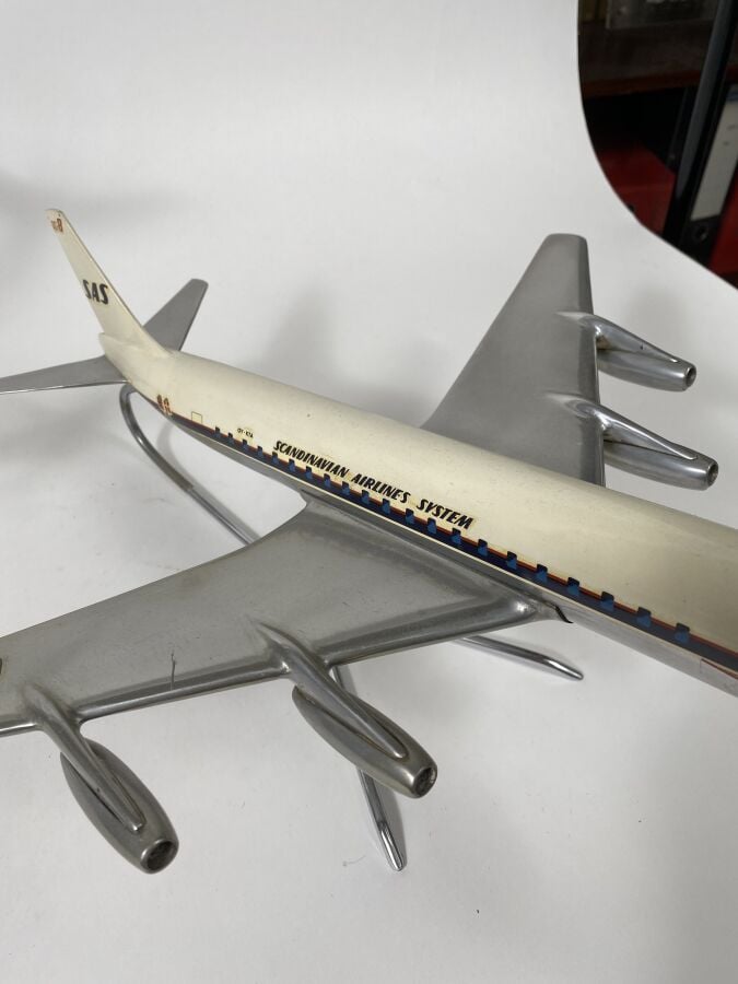 2 modèles : - - Douglas DC8-40 Trans Canada Air Lines CF-TJA au 1/100ème en alu…