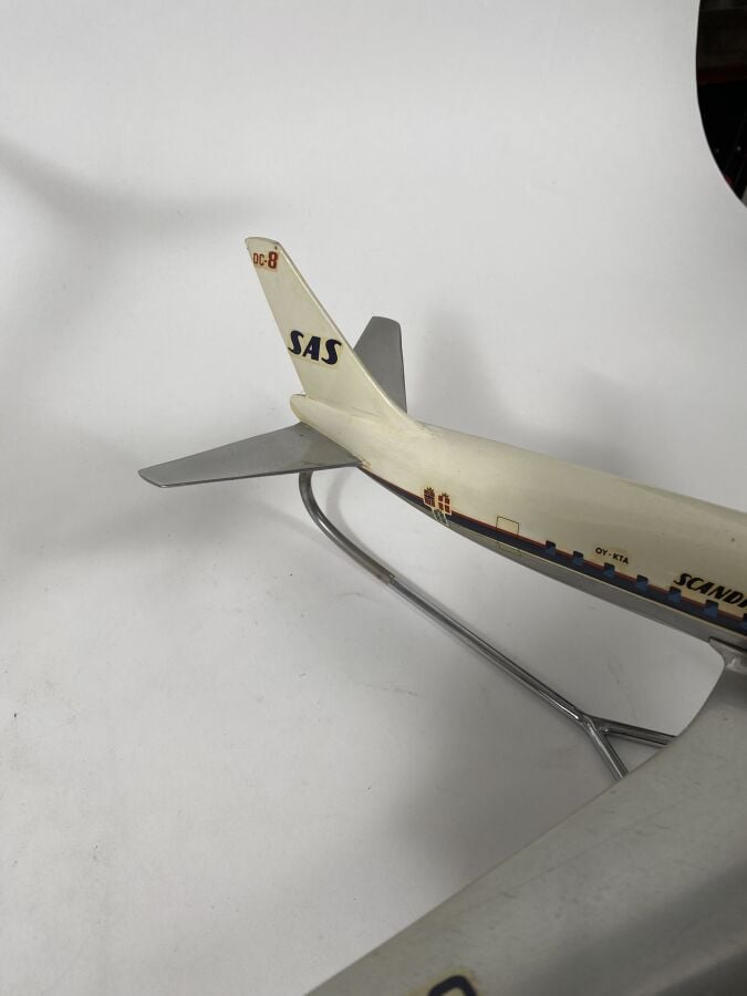 2 modèles : - - Douglas DC8-40 Trans Canada Air Lines CF-TJA au 1/100ème en alu…
