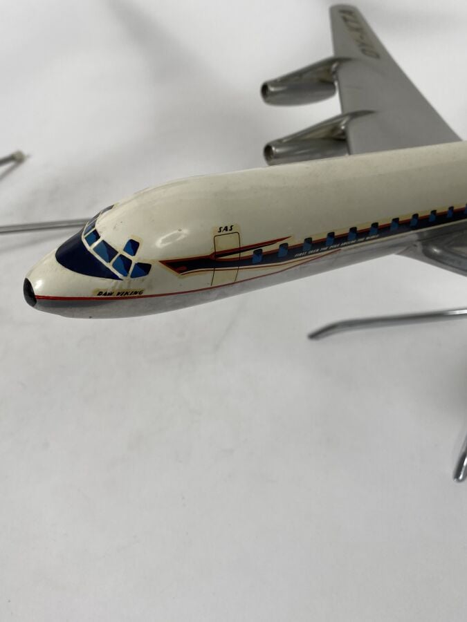 2 modèles : - - Douglas DC8-40 Trans Canada Air Lines CF-TJA au 1/100ème en alu…