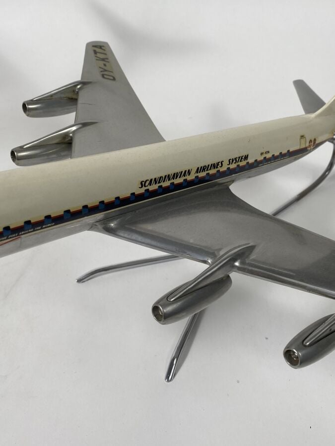 2 modèles : - - Douglas DC8-40 Trans Canada Air Lines CF-TJA au 1/100ème en alu…