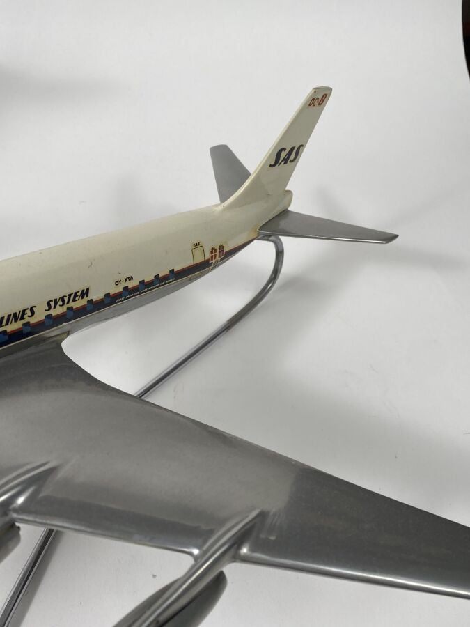 2 modèles : - - Douglas DC8-40 Trans Canada Air Lines CF-TJA au 1/100ème en alu…