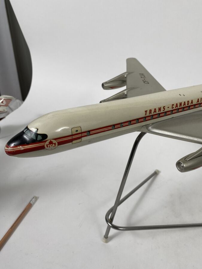 2 modèles : - - Douglas DC8-40 Trans Canada Air Lines CF-TJA au 1/100ème en alu…