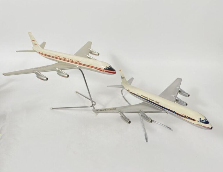 2 modèles : - - Douglas DC8-40 Trans Canada Air Lines CF-TJA au 1/100ème en alu…