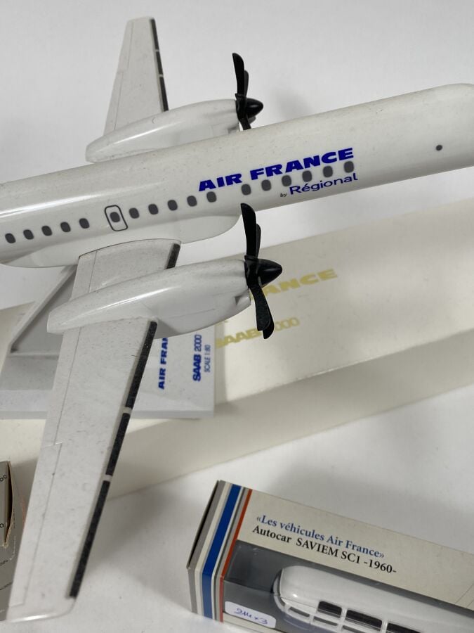 2 modèles : - - Saab 2000 Régional/Air France F-GMUE au 1/100ème en plastique r…