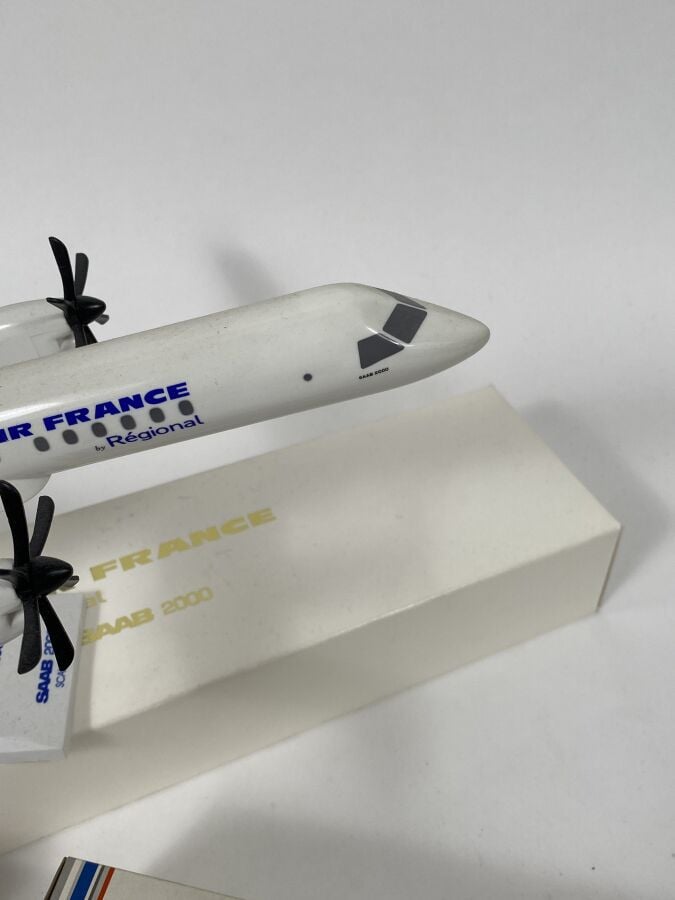 2 modèles : - - Saab 2000 Régional/Air France F-GMUE au 1/100ème en plastique r…