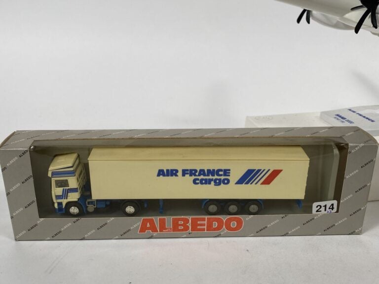 2 modèles : - - Saab 2000 Régional/Air France F-GMUE au 1/100ème en plastique r…