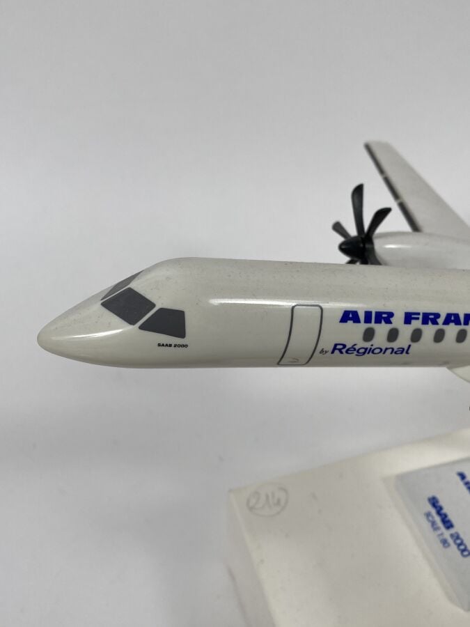 2 modèles : - - Saab 2000 Régional/Air France F-GMUE au 1/100ème en plastique r…