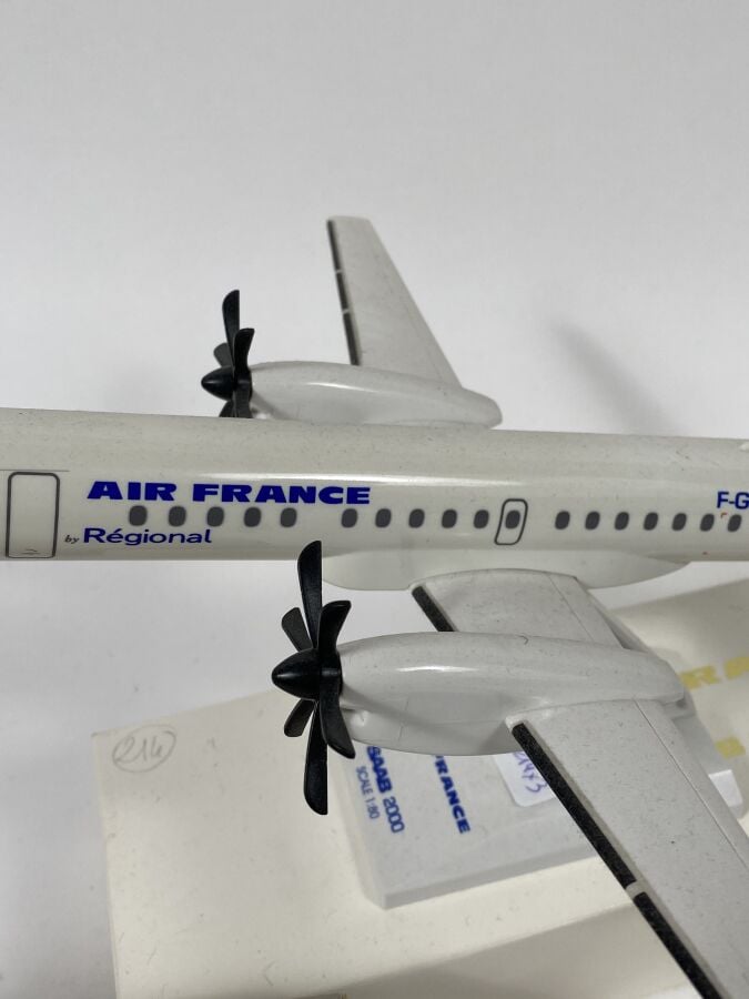 2 modèles : - - Saab 2000 Régional/Air France F-GMUE au 1/100ème en plastique r…