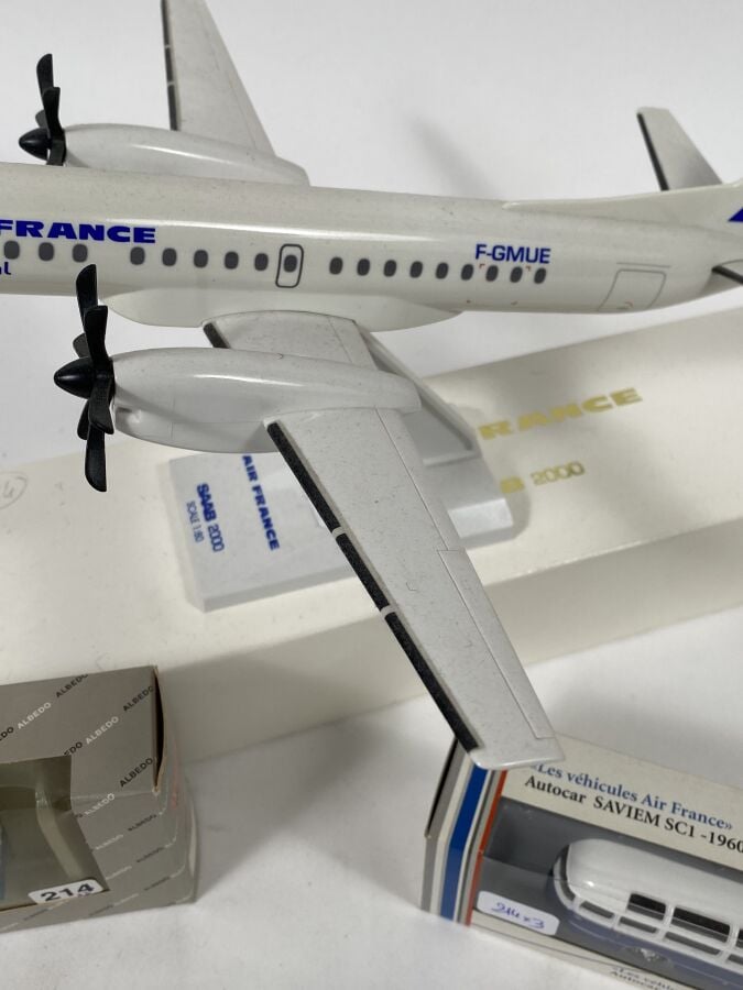 2 modèles : - - Saab 2000 Régional/Air France F-GMUE au 1/100ème en plastique r…