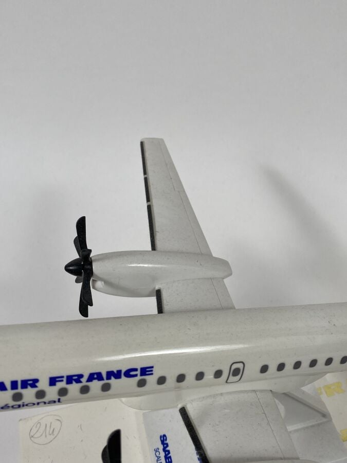 2 modèles : - - Saab 2000 Régional/Air France F-GMUE au 1/100ème en plastique r…
