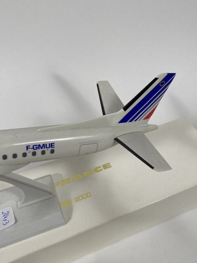 2 modèles : - - Saab 2000 Régional/Air France F-GMUE au 1/100ème en plastique r…