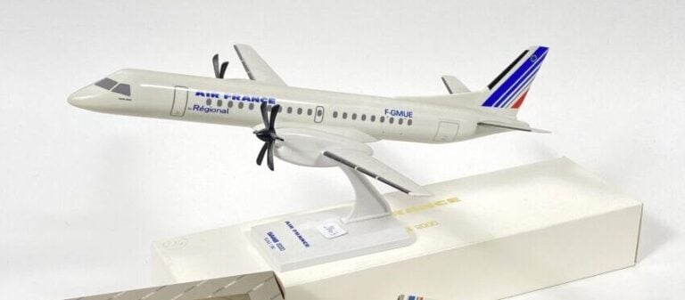 2 modèles : - - Saab 2000 Régional/Air France F-GMUE au 1/100ème en plastique r…