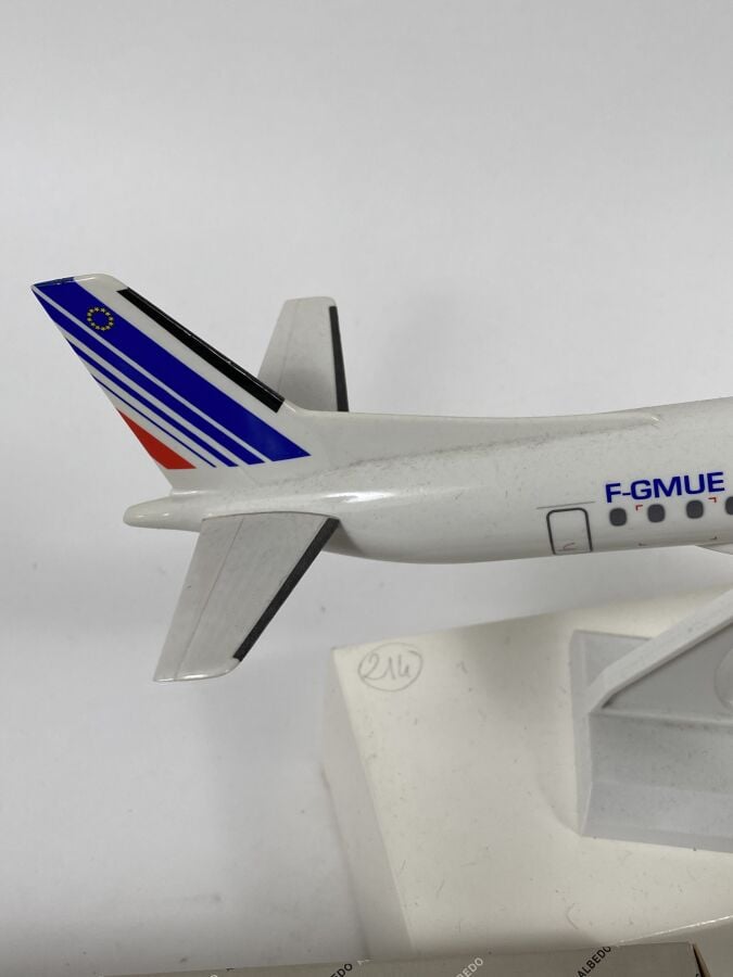2 modèles : - - Saab 2000 Régional/Air France F-GMUE au 1/100ème en plastique r…