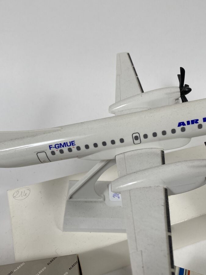 2 modèles : - - Saab 2000 Régional/Air France F-GMUE au 1/100ème en plastique r…