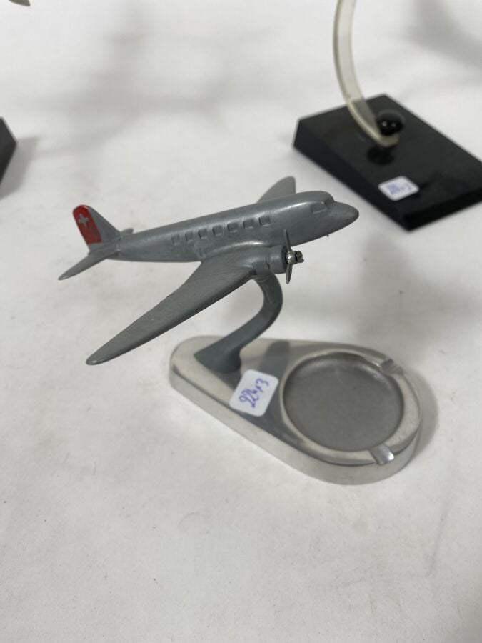 3 maquettes : - - Douglas DC3 Swissair au 1/170ème en métal chromé monté en cen…