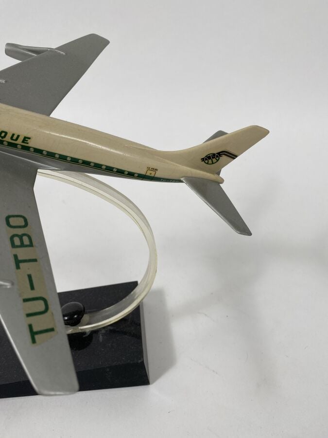 3 maquettes : - - Douglas DC3 Swissair au 1/170ème en métal chromé monté en cen…