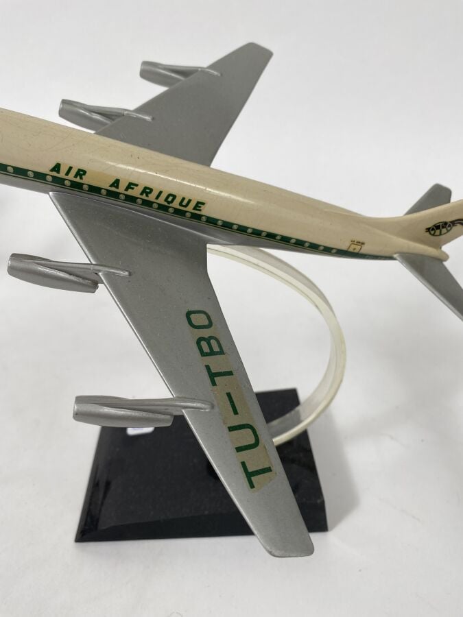 3 maquettes : - - Douglas DC3 Swissair au 1/170ème en métal chromé monté en cen…