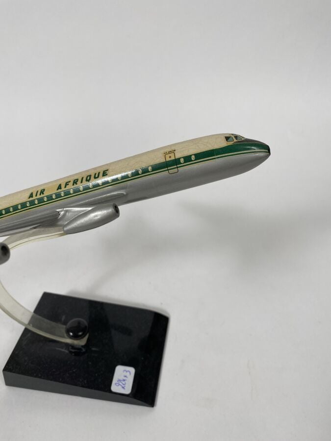 3 maquettes : - - Douglas DC3 Swissair au 1/170ème en métal chromé monté en cen…