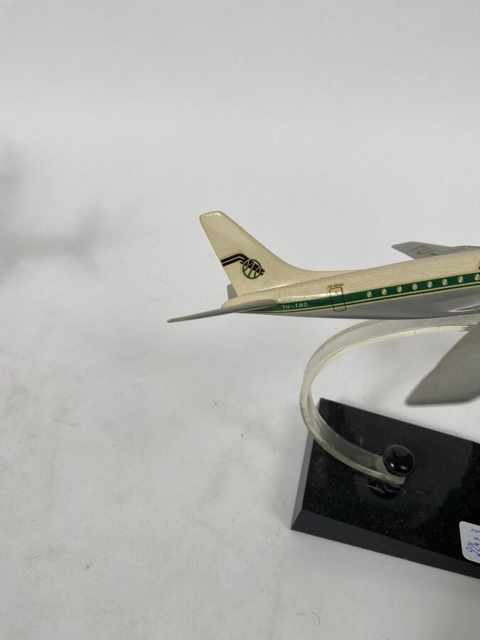 3 maquettes : - - Douglas DC3 Swissair au 1/170ème en métal chromé monté en cen…