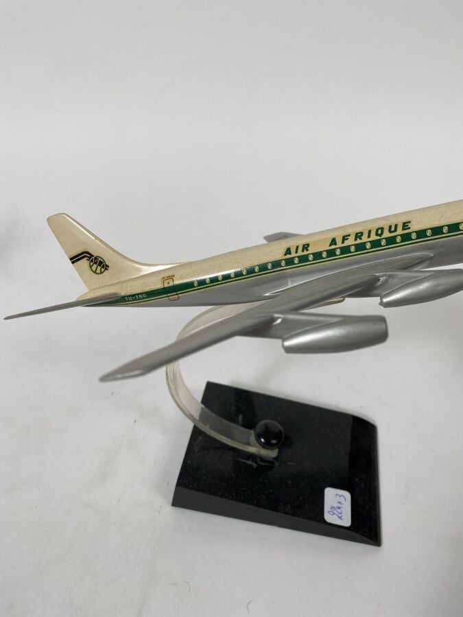 3 maquettes : - - Douglas DC3 Swissair au 1/170ème en métal chromé monté en cen…