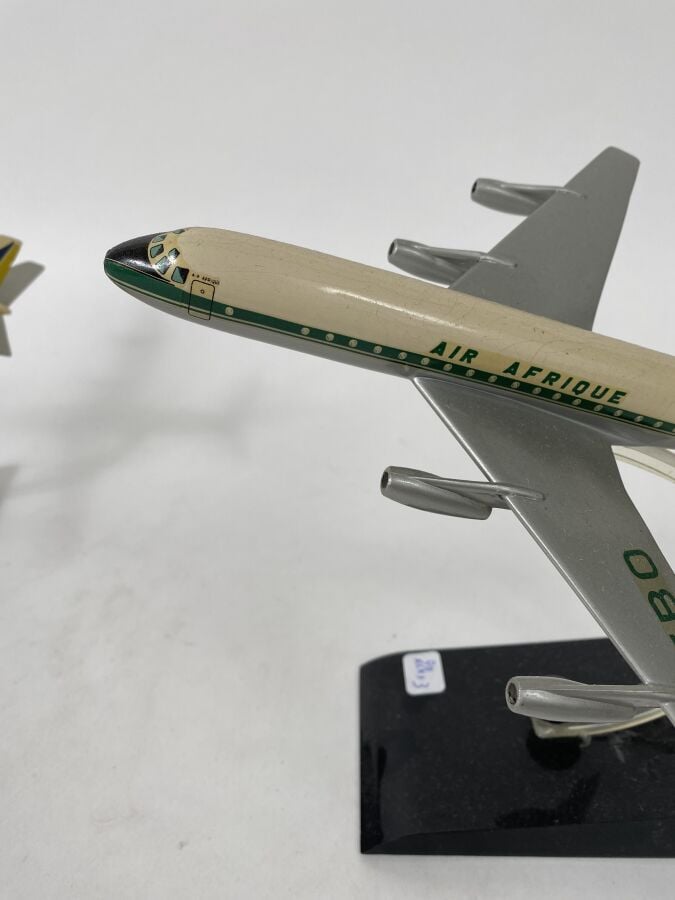 3 maquettes : - - Douglas DC3 Swissair au 1/170ème en métal chromé monté en cen…