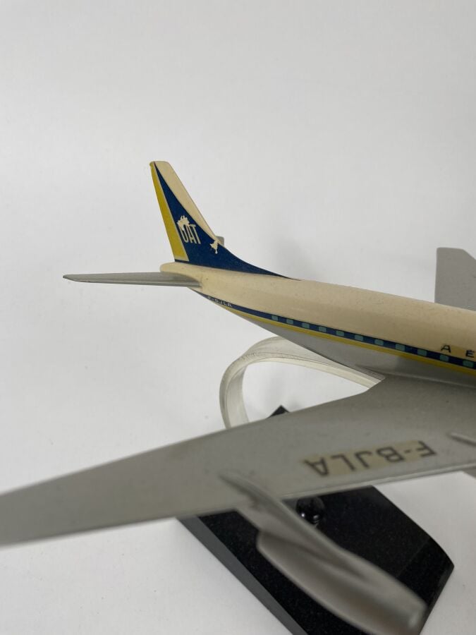 3 maquettes : - - Douglas DC3 Swissair au 1/170ème en métal chromé monté en cen…