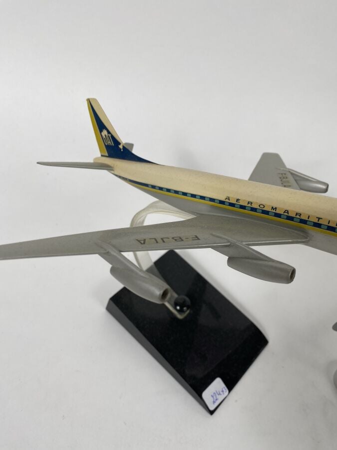 3 maquettes : - - Douglas DC3 Swissair au 1/170ème en métal chromé monté en cen…