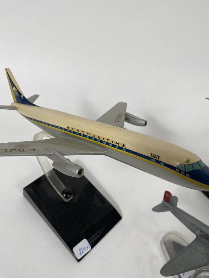 3 maquettes : - - Douglas DC3 Swissair au 1/170ème en métal chromé monté en cen…