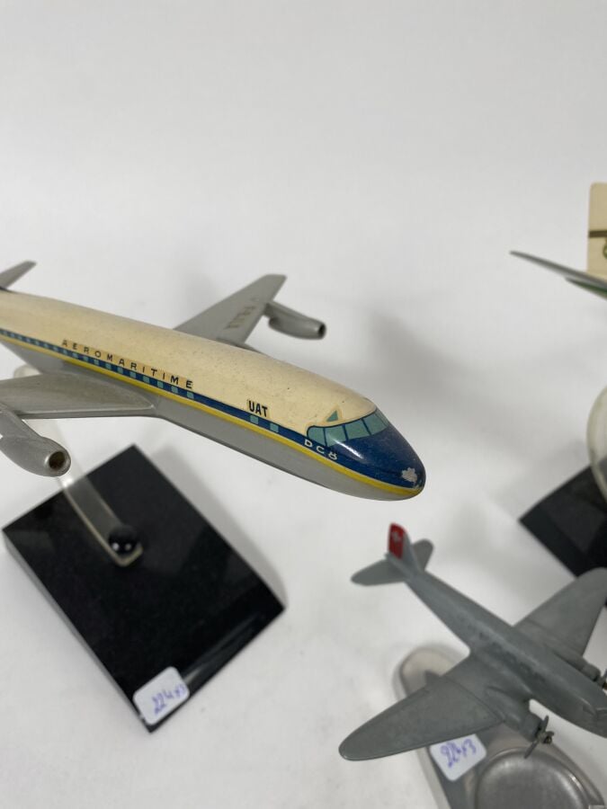 3 maquettes : - - Douglas DC3 Swissair au 1/170ème en métal chromé monté en cen…