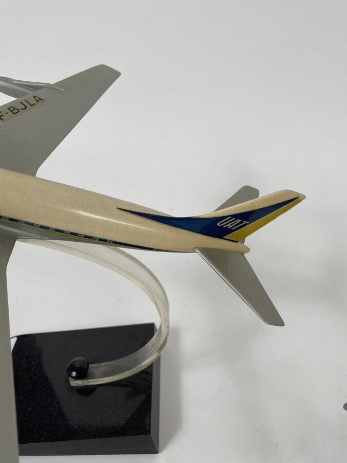 3 maquettes : - - Douglas DC3 Swissair au 1/170ème en métal chromé monté en cen…