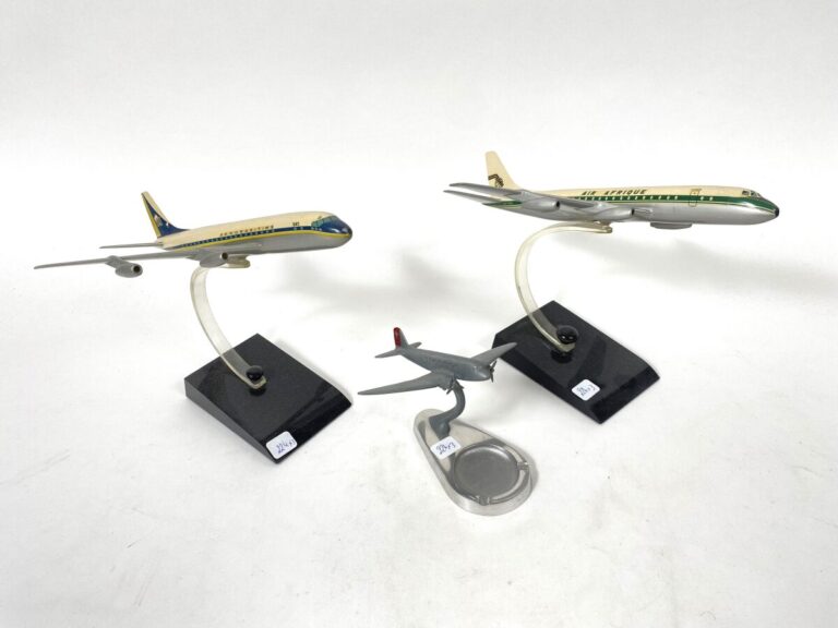 3 maquettes : - - Douglas DC3 Swissair au 1/170ème en métal chromé monté en cen…
