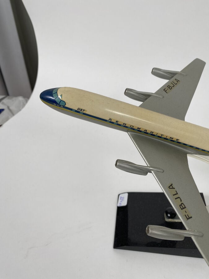 3 maquettes : - - Douglas DC3 Swissair au 1/170ème en métal chromé monté en cen…