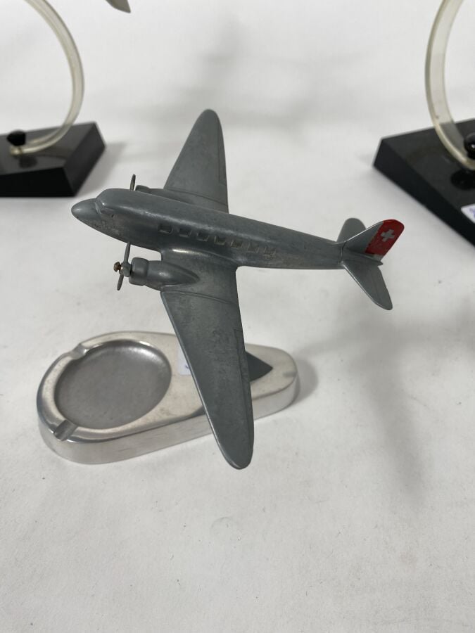3 maquettes : - - Douglas DC3 Swissair au 1/170ème en métal chromé monté en cen…