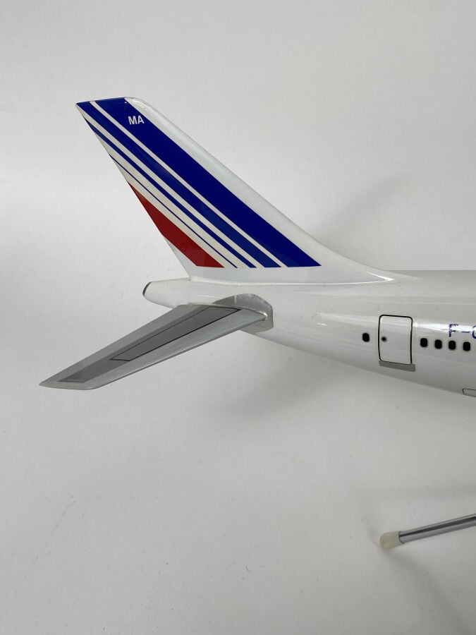 3 modèles : - - Airbus A310 Air France F-GEMA au 1/100ème en résine réalisée pa…