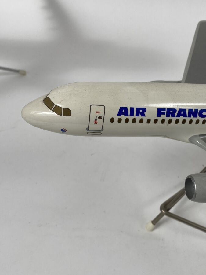 3 modèles : - - Airbus A310 Air France F-GEMA au 1/100ème en résine réalisée pa…