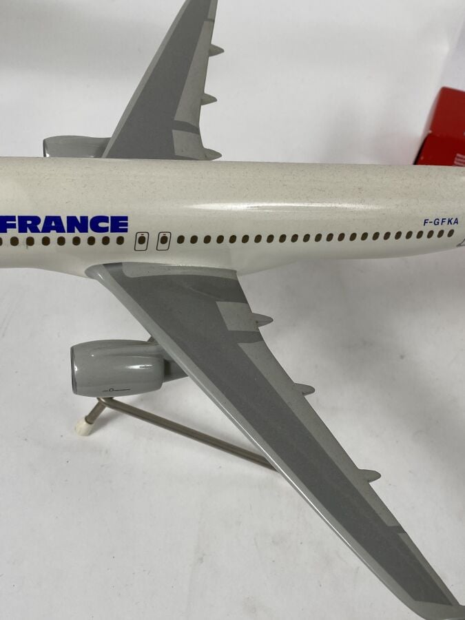 3 modèles : - - Airbus A310 Air France F-GEMA au 1/100ème en résine réalisée pa…