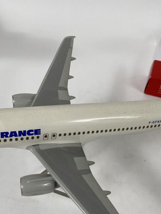 3 modèles : - - Airbus A310 Air France F-GEMA au 1/100ème en résine réalisée pa…