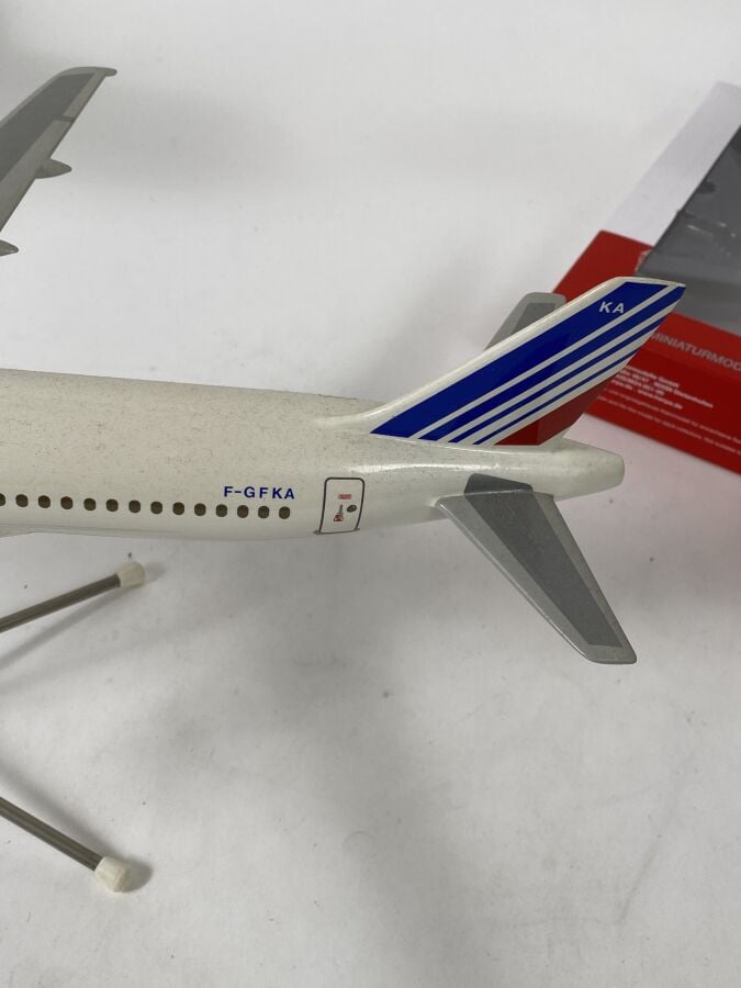 3 modèles : - - Airbus A310 Air France F-GEMA au 1/100ème en résine réalisée pa…