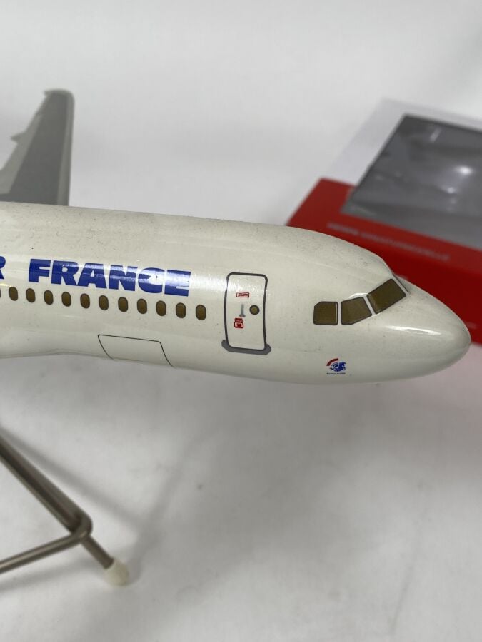 3 modèles : - - Airbus A310 Air France F-GEMA au 1/100ème en résine réalisée pa…