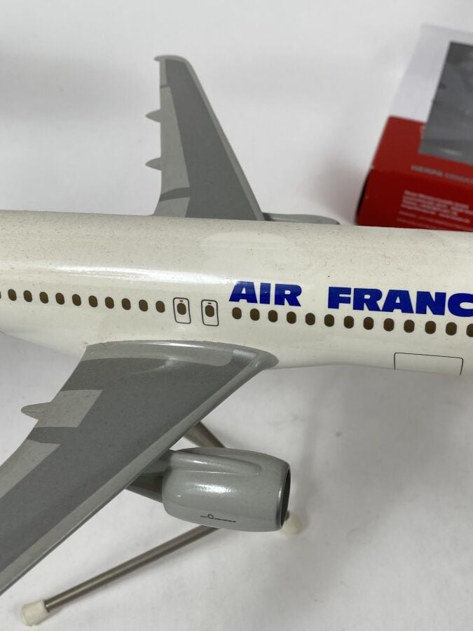 3 modèles : - - Airbus A310 Air France F-GEMA au 1/100ème en résine réalisée pa…