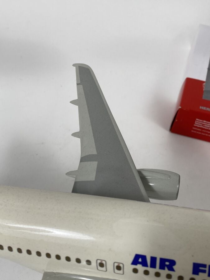 3 modèles : - - Airbus A310 Air France F-GEMA au 1/100ème en résine réalisée pa…