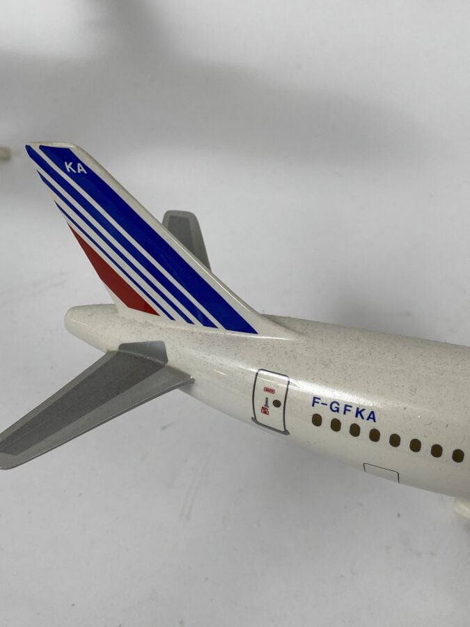 3 modèles : - - Airbus A310 Air France F-GEMA au 1/100ème en résine réalisée pa…