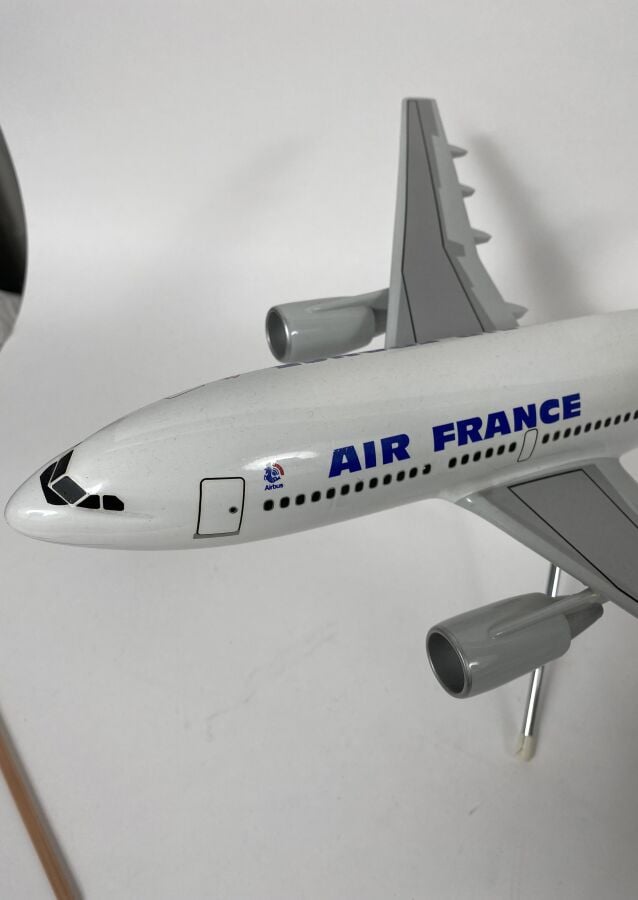 3 modèles : - - Airbus A310 Air France F-GEMA au 1/100ème en résine réalisée pa…