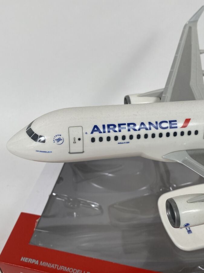 3 modèles : - - Airbus A310 Air France F-GEMA au 1/100ème en résine réalisée pa…