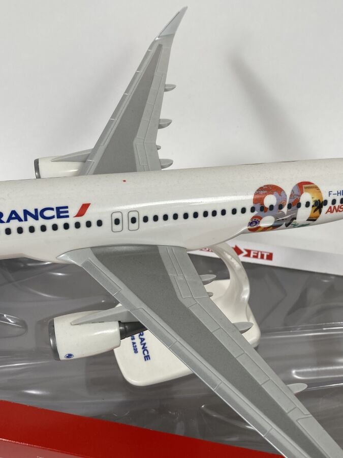 3 modèles : - - Airbus A310 Air France F-GEMA au 1/100ème en résine réalisée pa…
