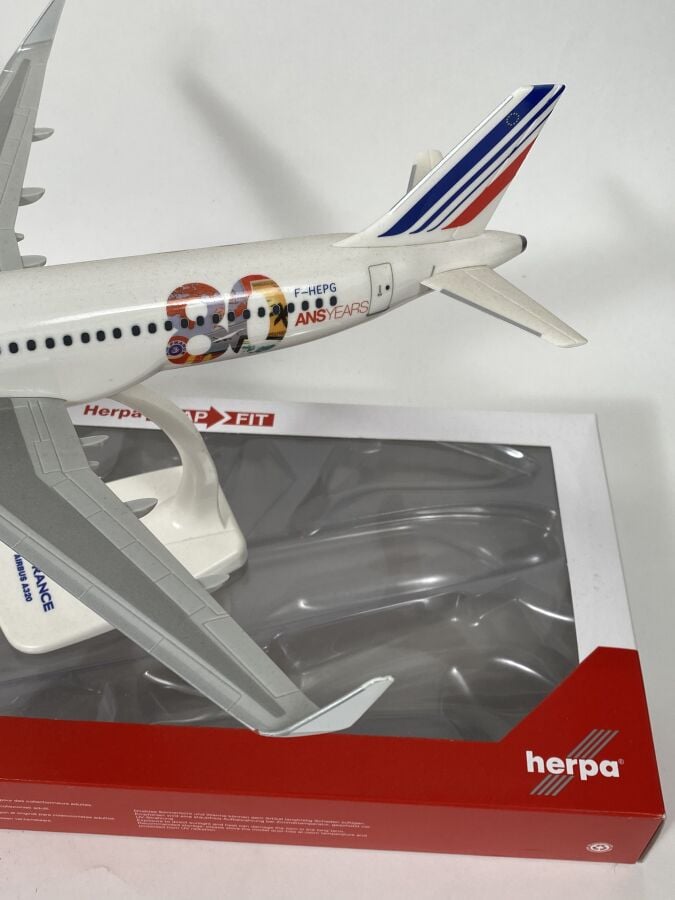 3 modèles : - - Airbus A310 Air France F-GEMA au 1/100ème en résine réalisée pa…