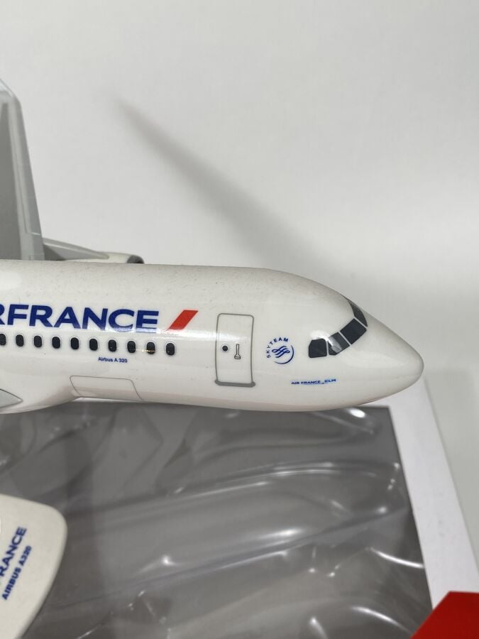 3 modèles : - - Airbus A310 Air France F-GEMA au 1/100ème en résine réalisée pa…