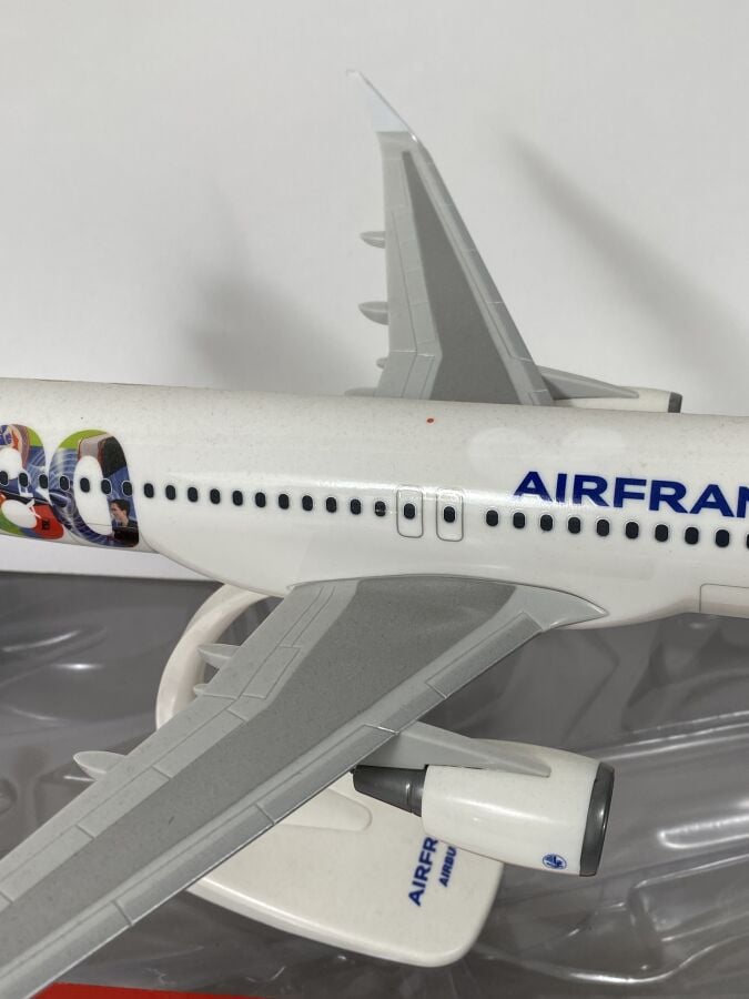 3 modèles : - - Airbus A310 Air France F-GEMA au 1/100ème en résine réalisée pa…