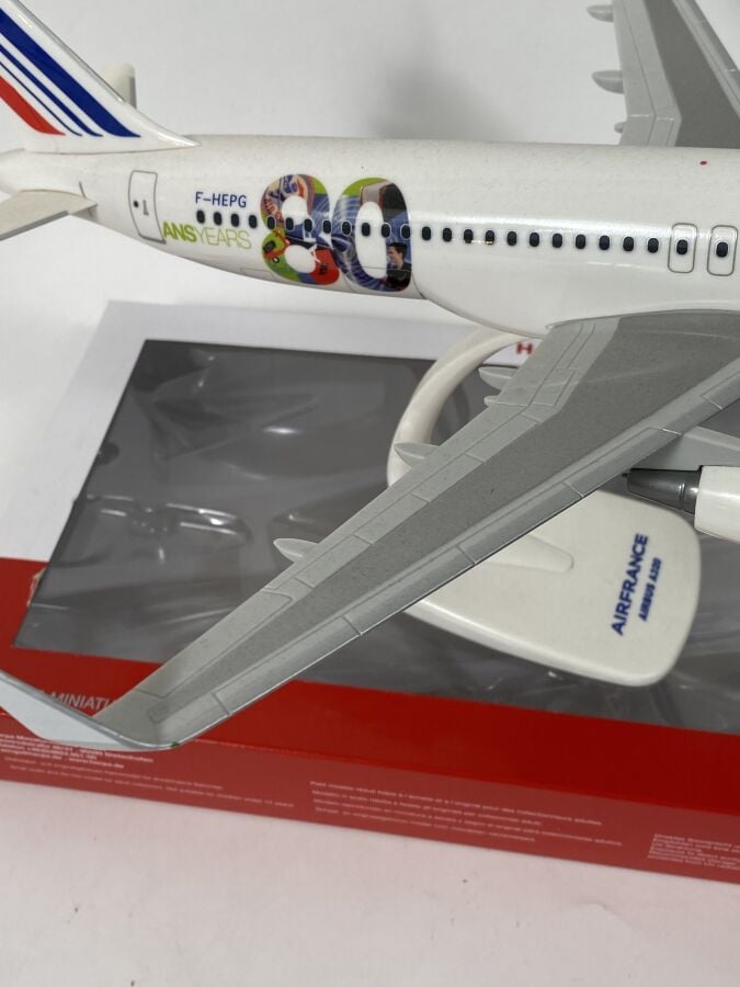 3 modèles : - - Airbus A310 Air France F-GEMA au 1/100ème en résine réalisée pa…