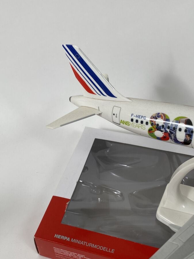 3 modèles : - - Airbus A310 Air France F-GEMA au 1/100ème en résine réalisée pa…